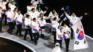 '팀 코리아', 차준환&middot;박지우 앞세워 올림픽 개막식 입장