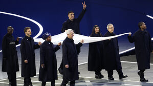 오늘은 정장 입은 '통가 근육맨'&hellip;오륜기 기수 역할