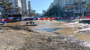 충주 임광사거리 상수도관 파손&hellip;대규모 단수&middot;도로 침수