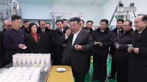 치즈 맛보던 김정은, 대뜸 "할아버지 솔직히 뭐했나"