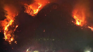 경주 야산 산불 잇따라&hellip;강풍에 진화 난항