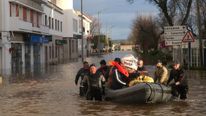 한겨울에 웬 폭풍우?&hellip;물난리에 대선 투표까지 '올스톱'