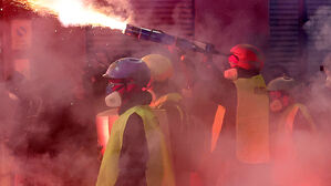 폭죽 던지자 최루탄 대응&hellip;선수촌 인근 시위로 '시끌'