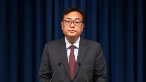 경찰, '대통령실 PC 초기화' 정진석 피의자 소환