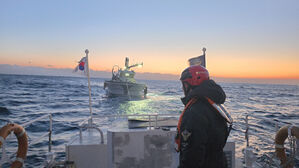 강원 고성 거진 앞바다서 표류 어선 선원 6명 해경에 구조