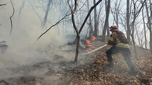소방청, 경주 문무대왕면 산불 확산에 2차 국가소방동원령 발령