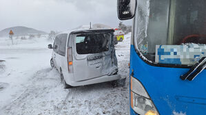 제주 새별오름 인근 버스-승합차 눈길 사고&hellip;3명 병원 이송