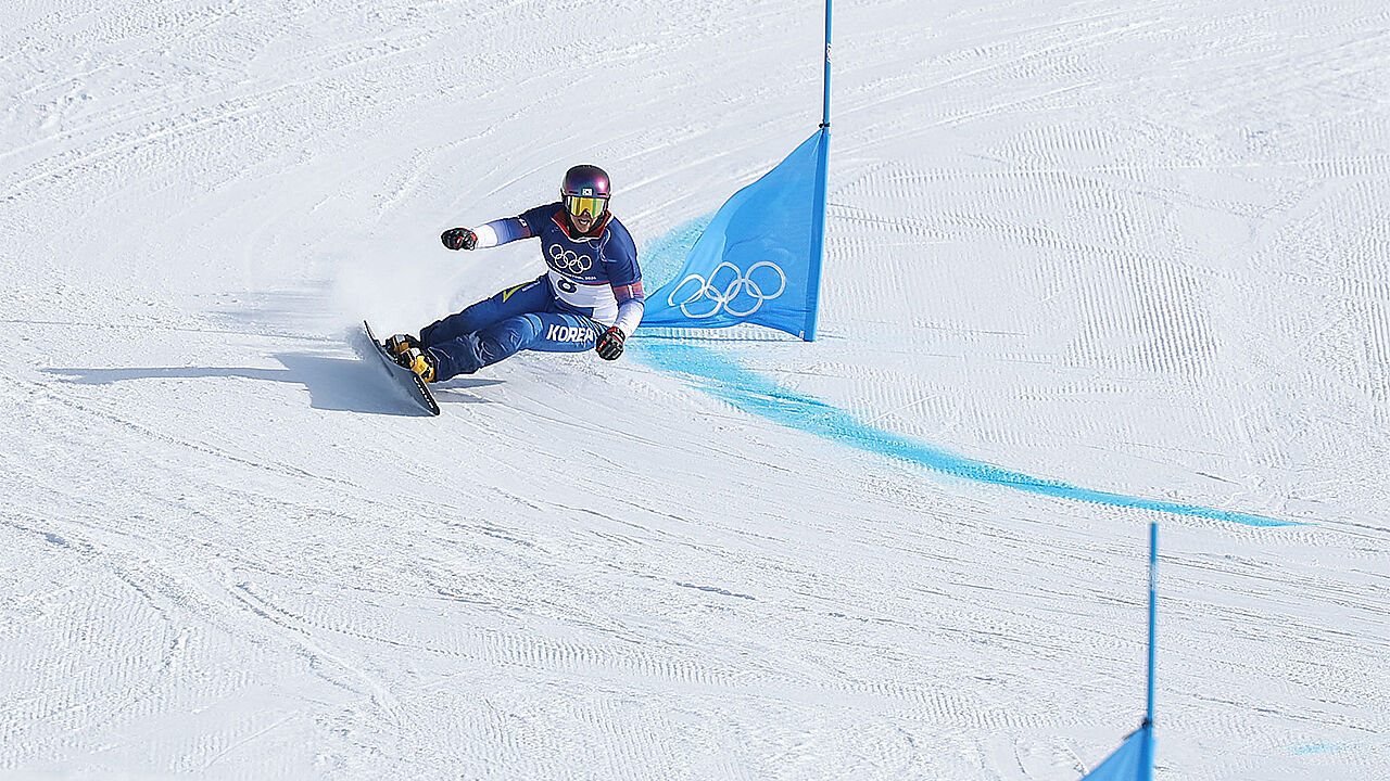 8일(현지시간) 이탈리아 리비뇨 스노파크에서 열린 2026 밀라노-코르티나담페초 동계올림픽 스노보드 남자 평행 대회전 결승에 출전한 김상겸이 오스트리아의 베냐민 카를과 질주하고 있다. (사진=연합뉴스)