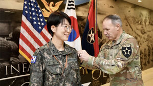 한미연합사단 한국군 부사단장에 첫 여군 문한옥 준장 취임