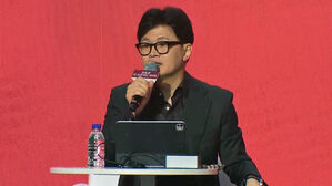 토크콘서트로 '세몰이'&hellip;"그만둘 거란 기대 말라"