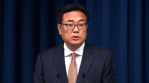 경찰, '윤 대통령실 PC 초기화' 정진석&middot;윤재순 불구속 송치