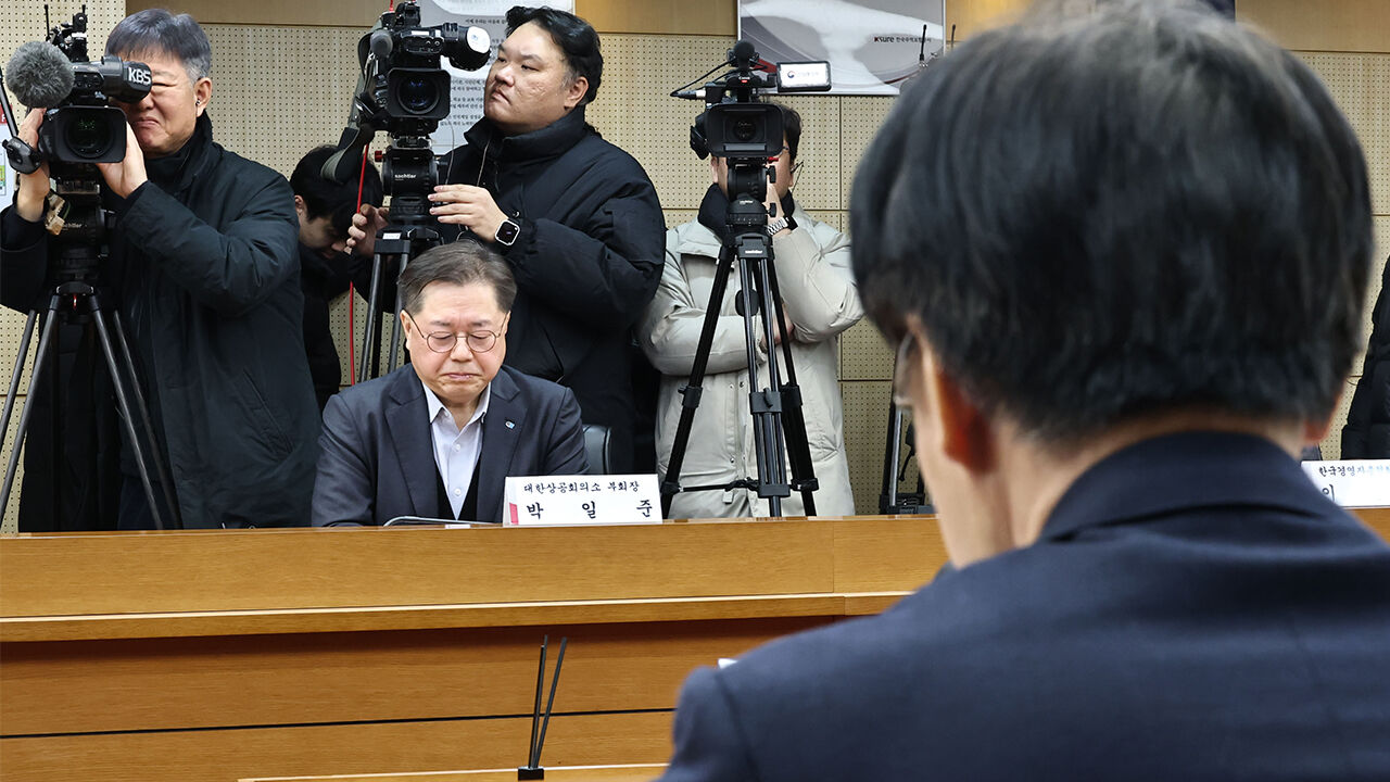 박일준 대한상공회의소 부회장이 9일 서울 종로구 한국무역보험공사에서 열린 경제단체 긴급 현안점검회의에서 김정관 산업통상부 장관의 발언을 듣고 있다.