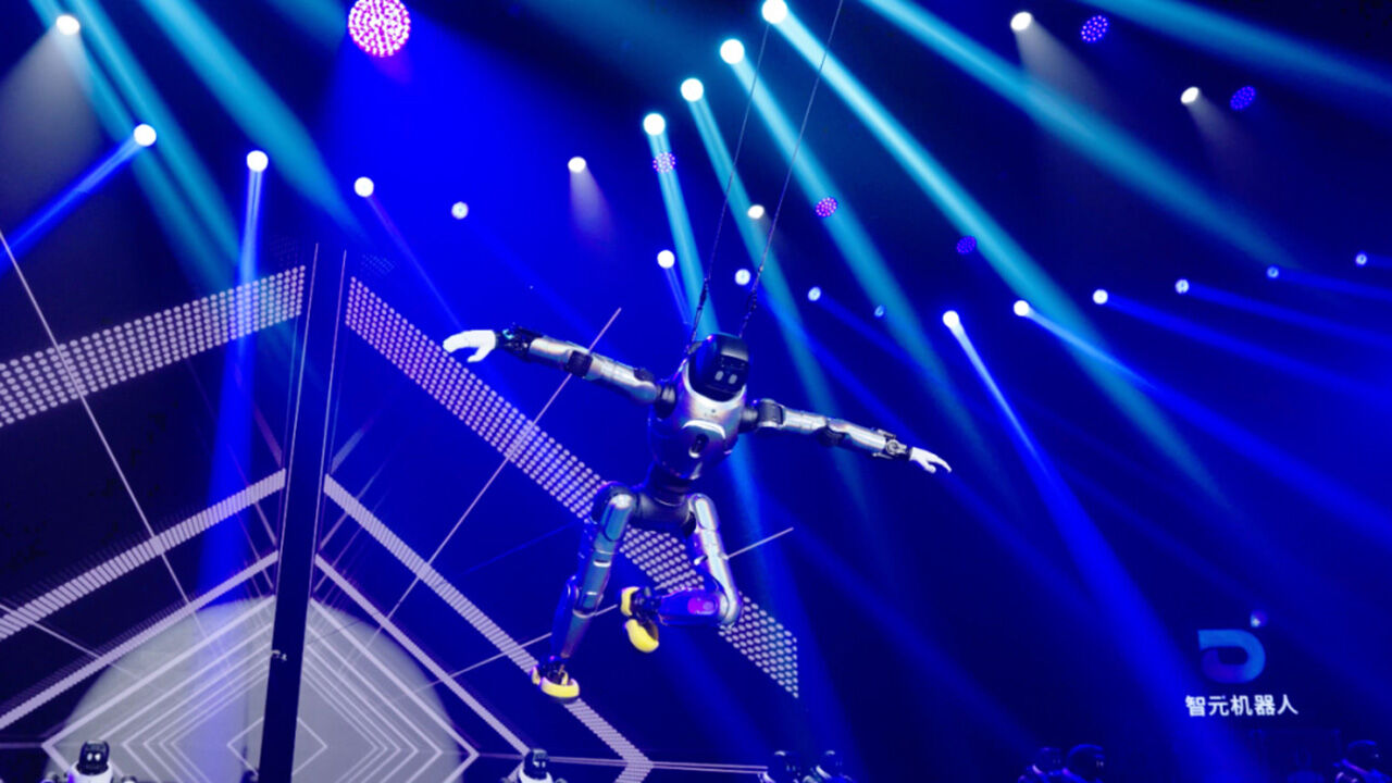 와이어 타고 무대 가로지르는 중국 휴머노이드 로봇