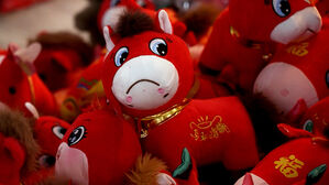 인형 입 거꾸로 붙였다 '반전'&hellip;불량품인데 대박 난 정체