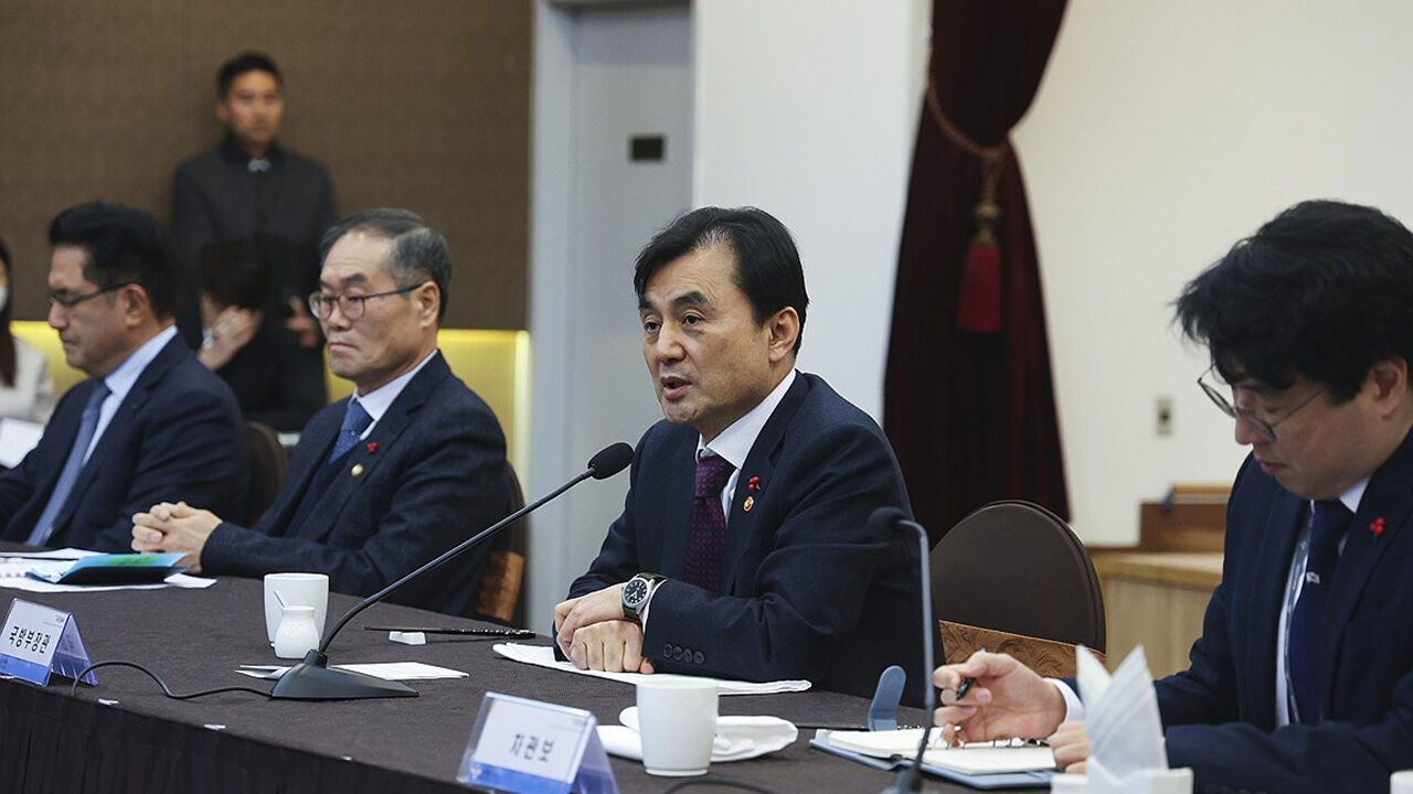 지난달 23일 용산 국방컨벤션에서 열린 방산 간담회에서 발언하는 안규백 국방장관과 경청하는 이용철 방사청장(왼쪽에서 두 번째)