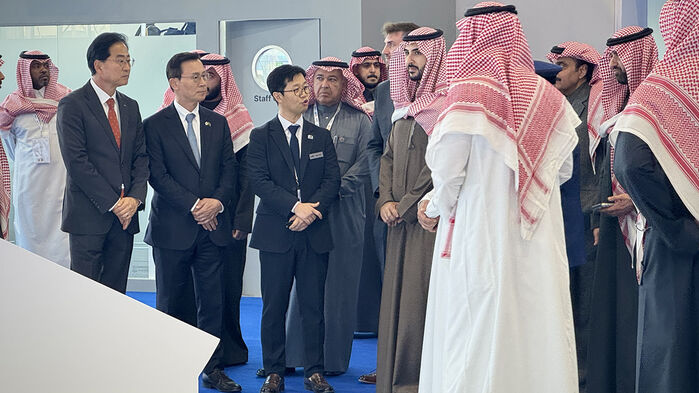 칼리드 빈 살만 사우디아라비아 국방부 장관이 현지 시간 8일 사우디 리야드에서 열린 방산전시회에서 한국 기업 부스를 방문해 설명을 듣고 있다.