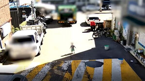 혼자 맨발로 집밖을 나와 배회하던 3세 아이 (경찰청 유튜브 캡처)