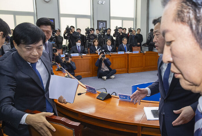 황명선 최고위원(우측에서 두 번째)이 이성윤 최고위원에게 항의하는 모습 (사진=연합뉴스)