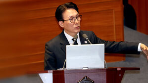 "능구렁이"vs"취소하십시오"&hellip;야당-총리 신경전