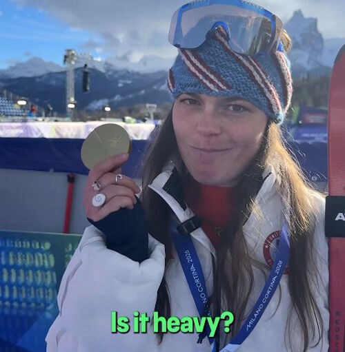 리본과 분리된 금메달을 보여주는 브리지 존슨 (사진=브리지 존슨 인스타그램 캡처, 연합뉴스)