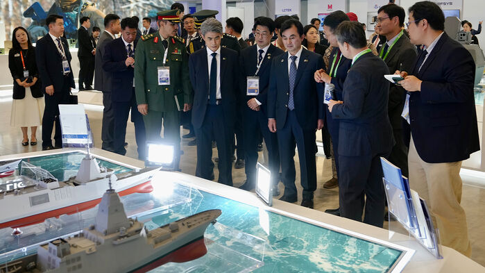 현지 시간 8일 사우디 리야드에서 개막한 방산전시회에 안규백 장관이 중동의 장교들과 한국 업체 부스를 살펴보고 있다.