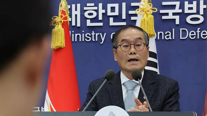 작년 12월 24일 국방부 브리핑실에서 기자들에게 KDDX 사업 추진 방안을 설명하는 이용철 방사청장