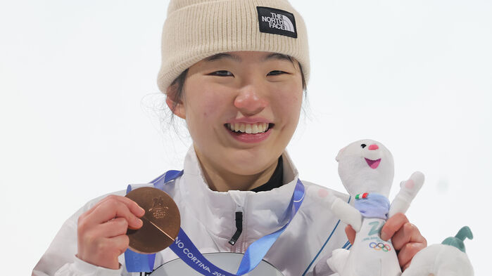 9일(현지시간) 이탈리아 리비뇨 스노파크에서 열린 2026 밀라노-코르티나담페초 동계올림픽 스노보드 여자 빅에어 시상식에서 동메달을 차지한 유승은이 미소를 짓고 있다.