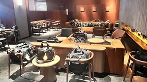 사람없이 가방 '빽빽'&hellip;"홀 점령" 광화문 스벅 무슨일