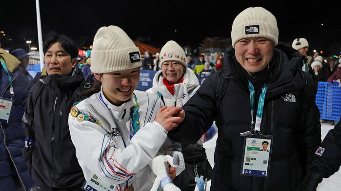2026 밀라노-코르티나담페초 동계올림픽 스노보드 여자 빅에어 시상식에서 동메달을 차지한 유승은이 김윤만 대한체육회 훈련본부장으로부터 축하를 받고 있다. (사진=연합뉴스)