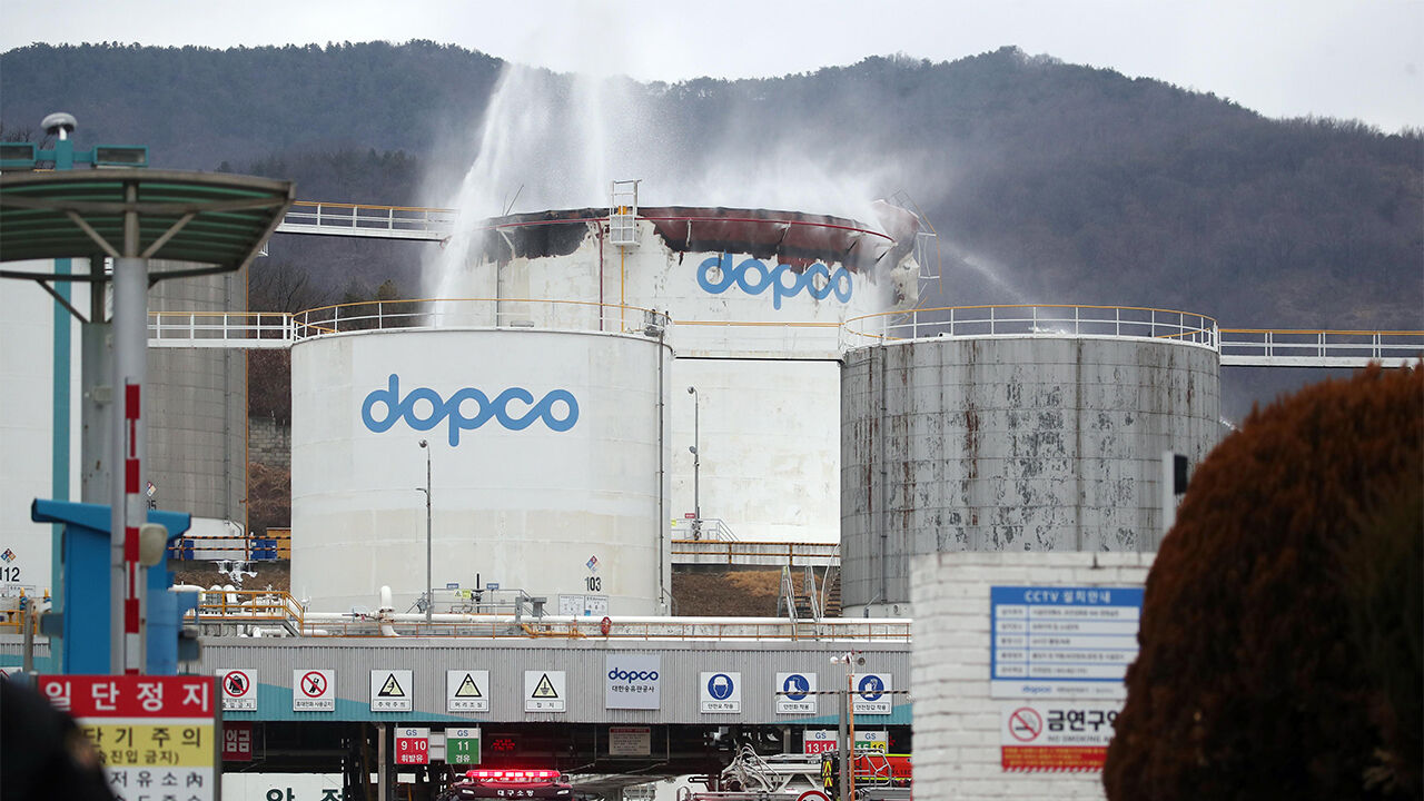 10일 오전 경북 경산시 하양읍 대한송유관공사 영남지사 옥외탱크 저장소에서 화재가 발생해 소방당국이 진화작업을 하고 있다.