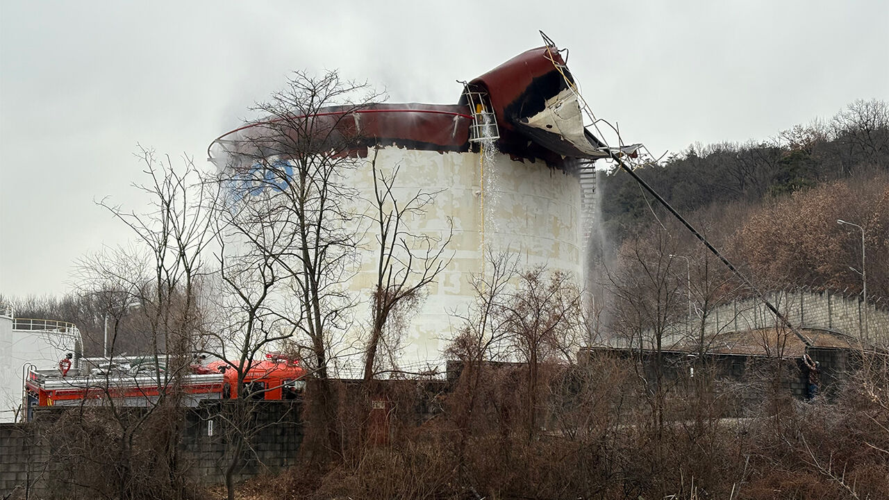 10일 오전 경북 경산시 하양읍 대한송유관공사 영남지사 옥외 유류저장탱크에서 불이 나자 소방관이 물을 뿌려 불을 끄고 있다.