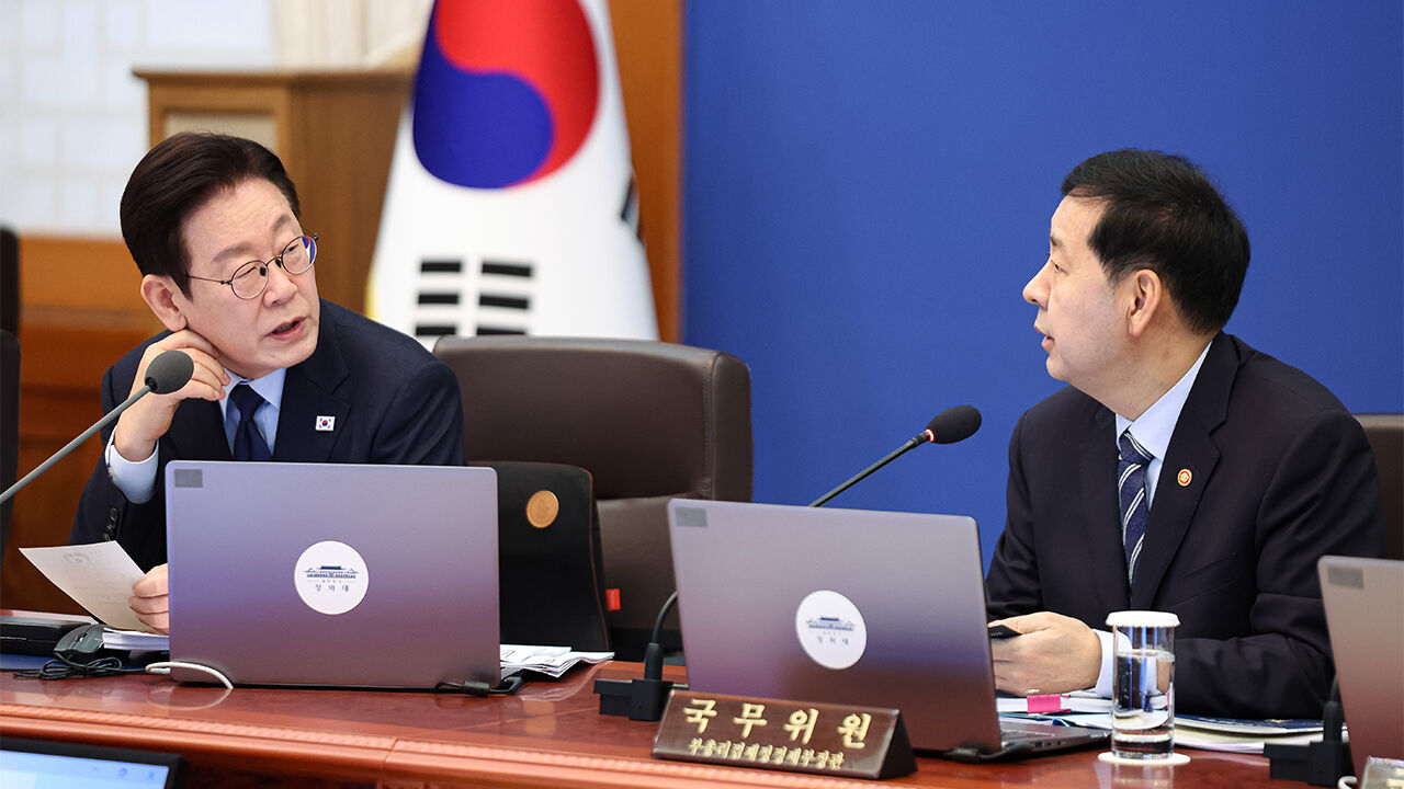 이재명 대통령이 10일 청와대에서 열린 국무회의에서 구윤철 부총리 겸 재정경제부 장관과 대화하고 있다.