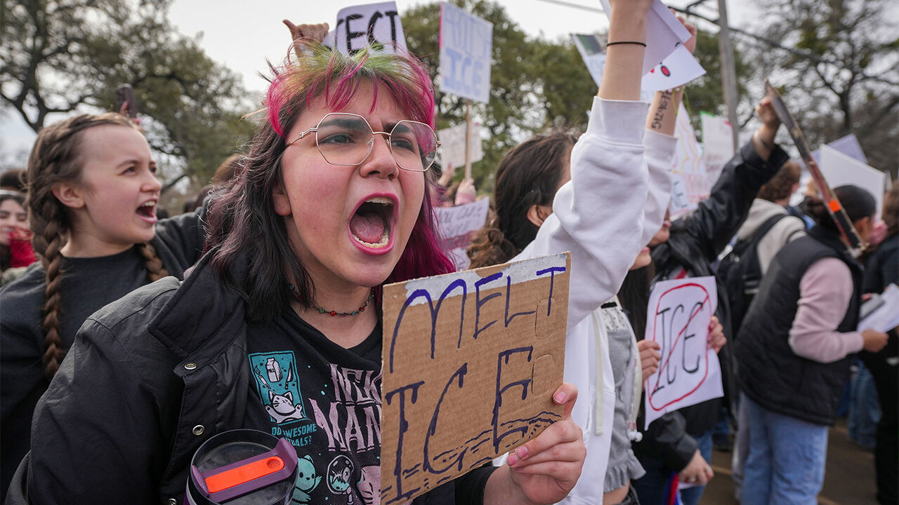 텍사스 오스틴에서 ICE 규탄 시위에 나선 고등학생들