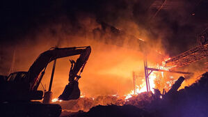 [영상] 경기 포천 폐목재 공장서 불&hellip;9시간째 진화 중