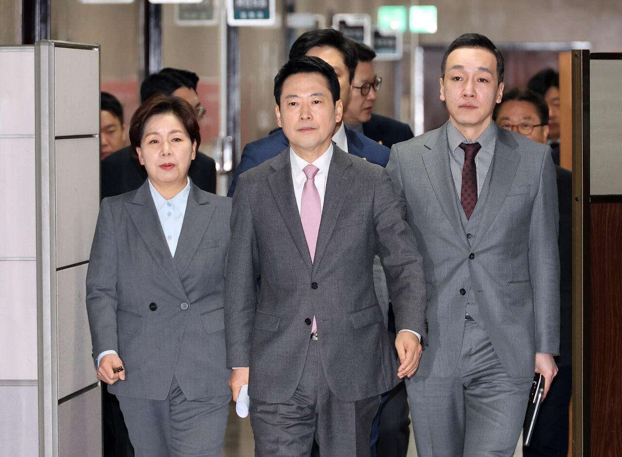 국민의힘 최고위원회 회의장에 입장하는 장동혁 대표(가운데)와 김민수 최고위원(오른쪽), 어제