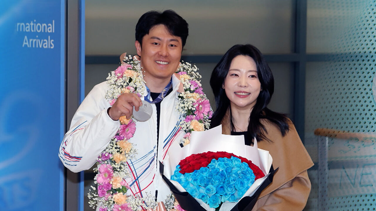 '금의환향' 김상겸…아내에게 은메달 선물