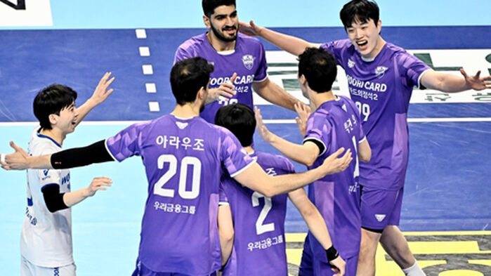 득점 후 기뻐하는 우리카드 선수들