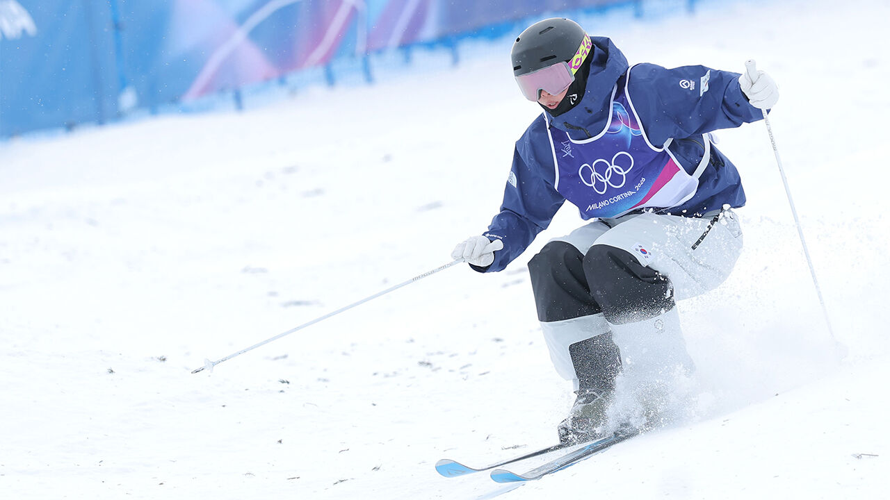 10일(현지시간) 이탈리아 리비뇨 에어리얼 모굴 파크에서 열린 밀라노·코르티나담페초 동계올림픽 여자 모굴 예선에서 윤신이가 슬로프를 내려오고 있다. (사진=연합뉴스)