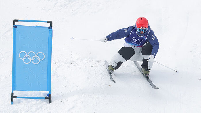 10일(현지시간) 이탈리아 리비뇨 에어리얼 모굴 파크에서 열린 밀라노·코르티나담페초 동계올림픽 남자 모굴 예선에서 정대윤이 슬로프를 내려오고 있다. (사진=연합뉴스)