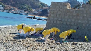 쭈그려 앉았다 흐느적&hellip;중국어 틀고 기괴한 행동