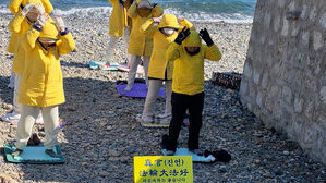 "중국어 틀어놓고" 기괴 행동&hellip;관광지서 쭈그려 앉더니 