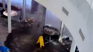 천장서 시꺼먼 물 폭포처럼 '콸콸'&hellip;식당서 밥 먹다 날벼락