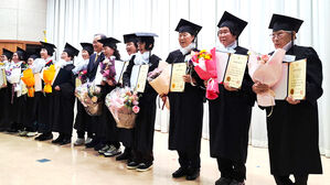 최고령 중학교 졸업 96세 할머니 "방정식, 영어도 알아요"