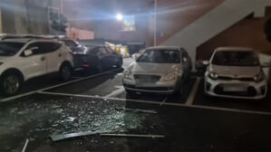 발코니서 가스버너 폭발&hellip;깨진 유리창에 차량 6대 파손