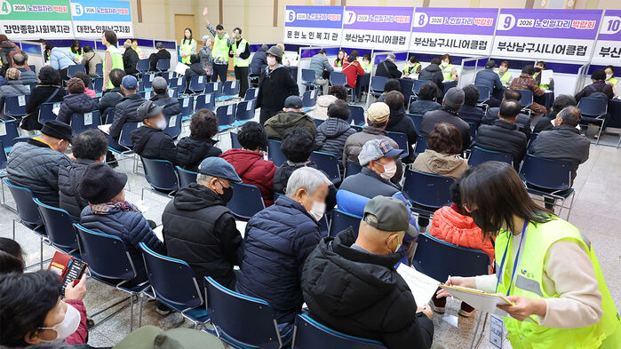 노인 일자리 박람회 찾은 어르신 구직자들