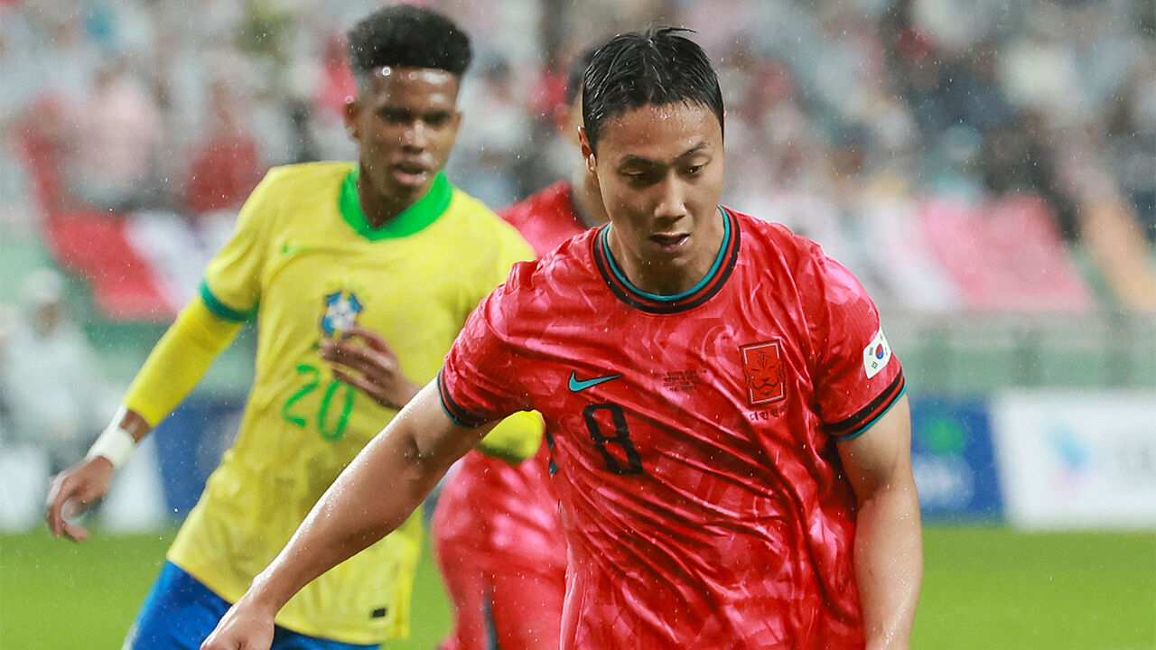 10일 서울 마포구 서울월드컵경기장에서 열린 한국과 브라질 축구 대표팀의 친선경기 중 백승호가 드리블하고 있다.