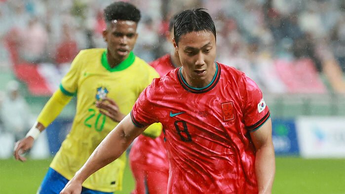 10일 서울 마포구 서울월드컵경기장에서 열린 한국과 브라질 축구 대표팀의 친선경기 중 백승호가 드리블하고 있다.