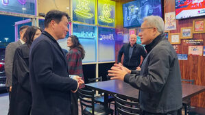 최태원&middot;젠슨황, 미 호프집서 AI동맹 업그레이드&hellip;최 회장 장녀도 동석