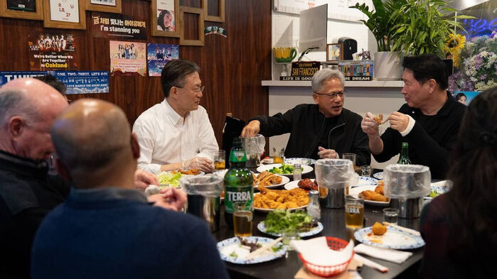 만찬 중인 최태원 SK그룹과 젠슨 황 엔비디아 CEO