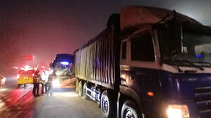 '쾅' 통근버스가 25톤 화물차 추돌&hellip;1명 사망&middot;10명 부상